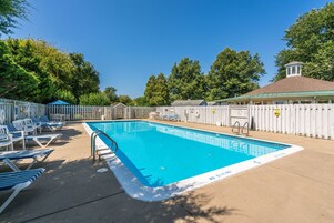 Piscina externa, funciona das 8h às 20h, guarda-sóis, espreguiçadeiras