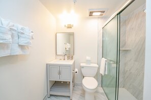 Superior Single Room, Balcony | Bathroom | Shower, free toiletries, hair dryer, bathrobes