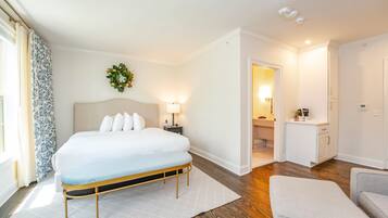 Standard Single Room, 1 King Bed | Individually decorated, individually furnished, iron/ironing board