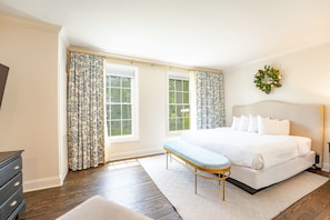 Standard Single Room, 1 King Bed | Individually decorated, individually furnished, iron/ironing board