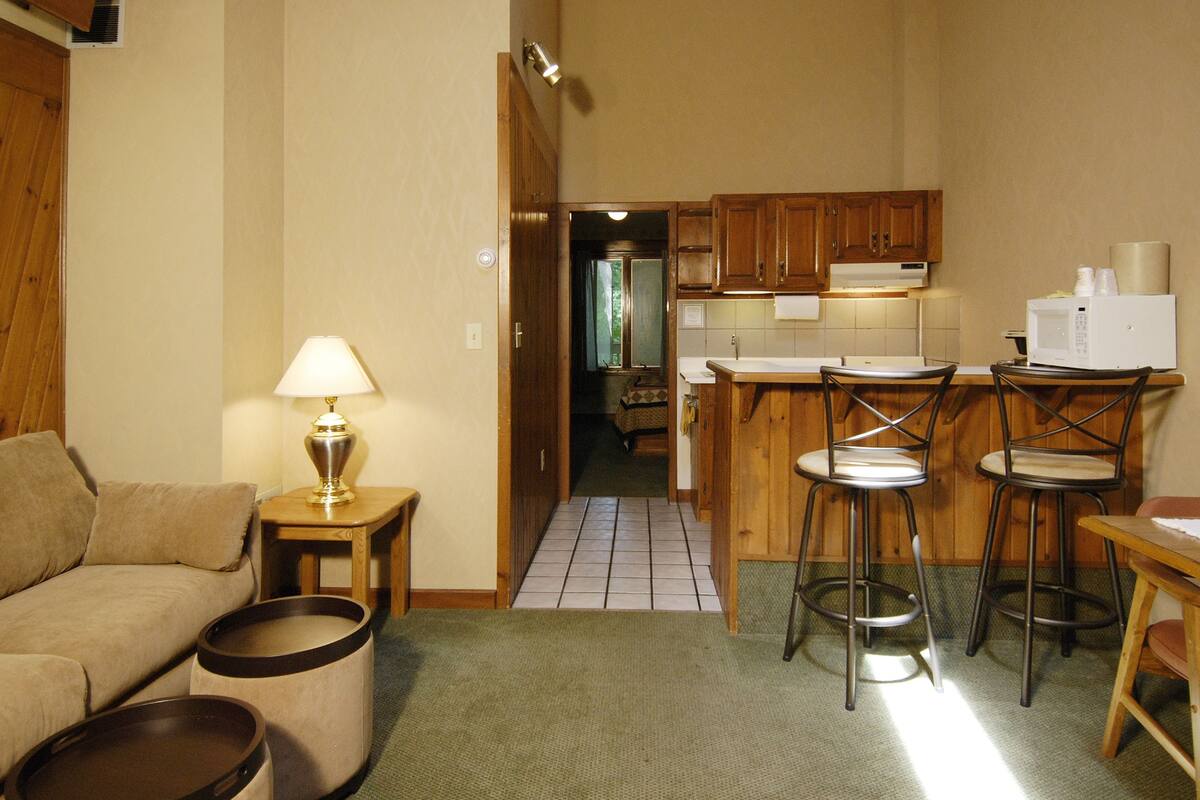 Suite, 1 Bedroom | In-room dining