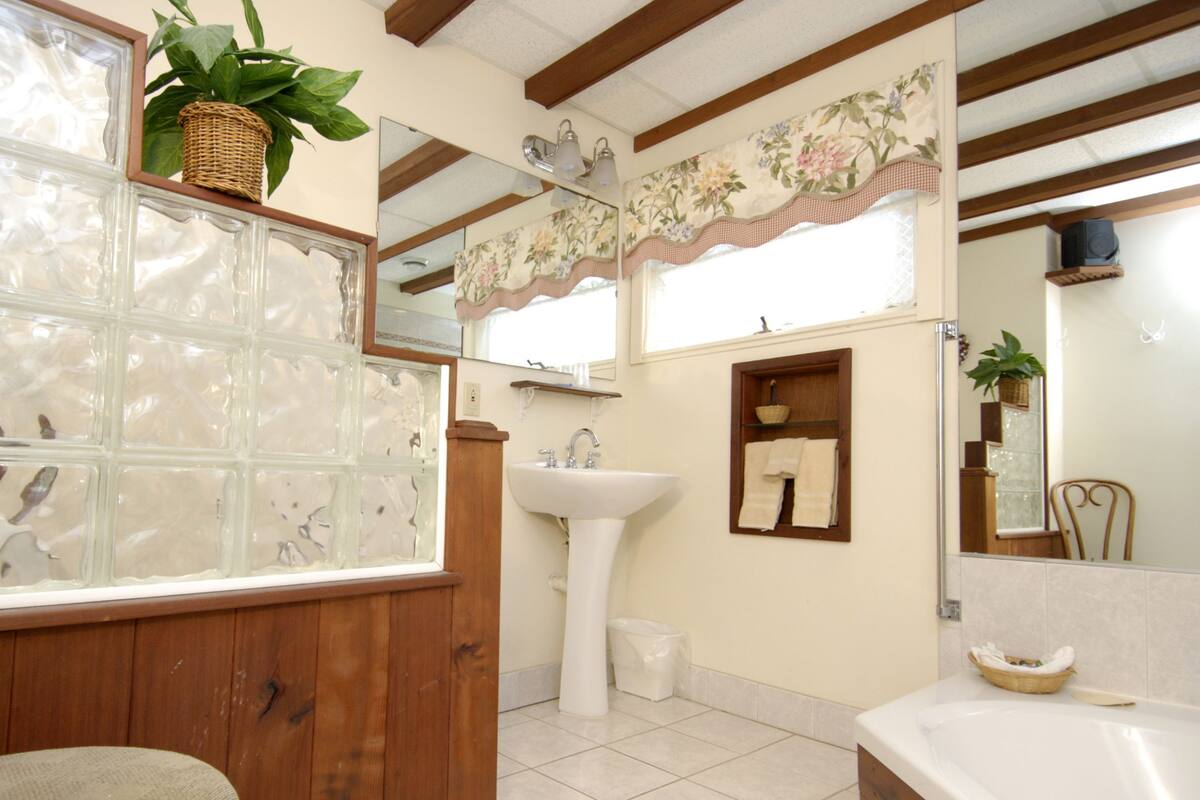 Room, 1 Queen Bed, Jetted Tub | Bathroom | Shower, free toiletries, hair dryer, towels