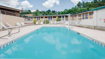 Una piscina al aire libre de temporada