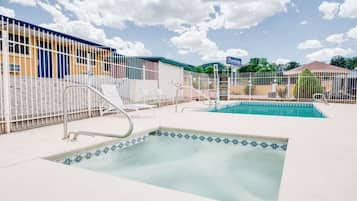 Una piscina al aire libre de temporada