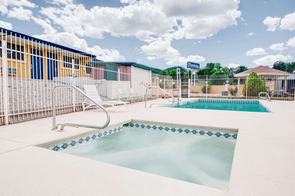 Una piscina al aire libre de temporada