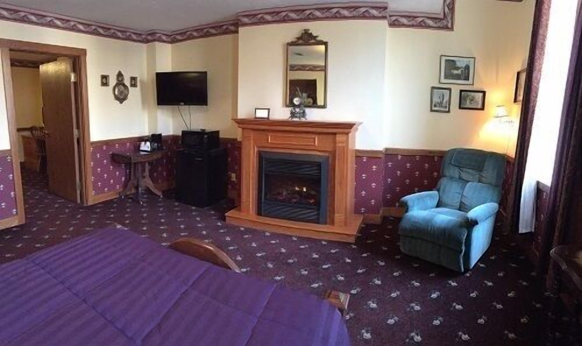 executive suite | individually decorated, individually furnished, desk, rollaway beds