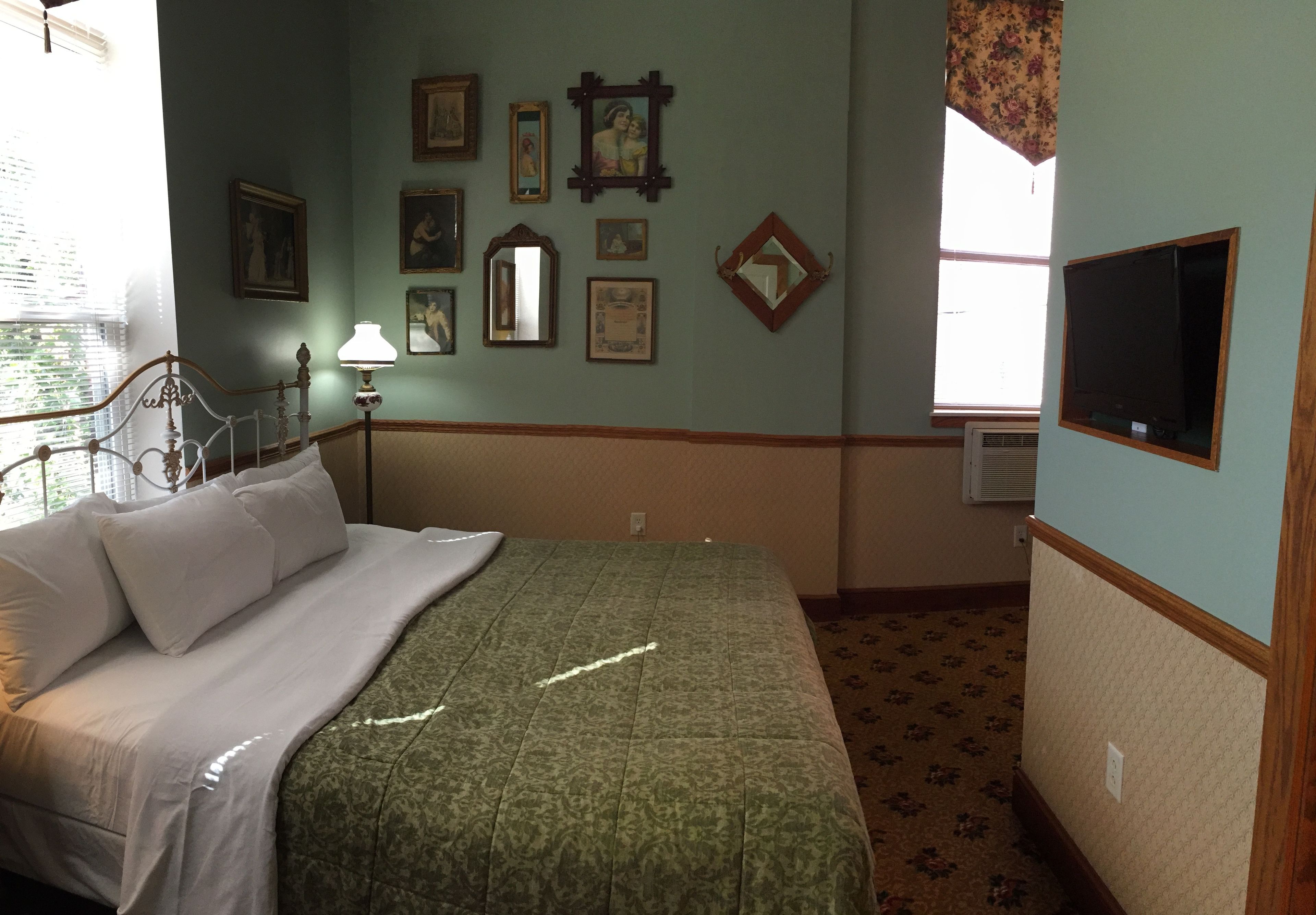 Classic Room, 1 King Bed | Desk, rollaway beds (surcharge), WiFi (free), individually decorated