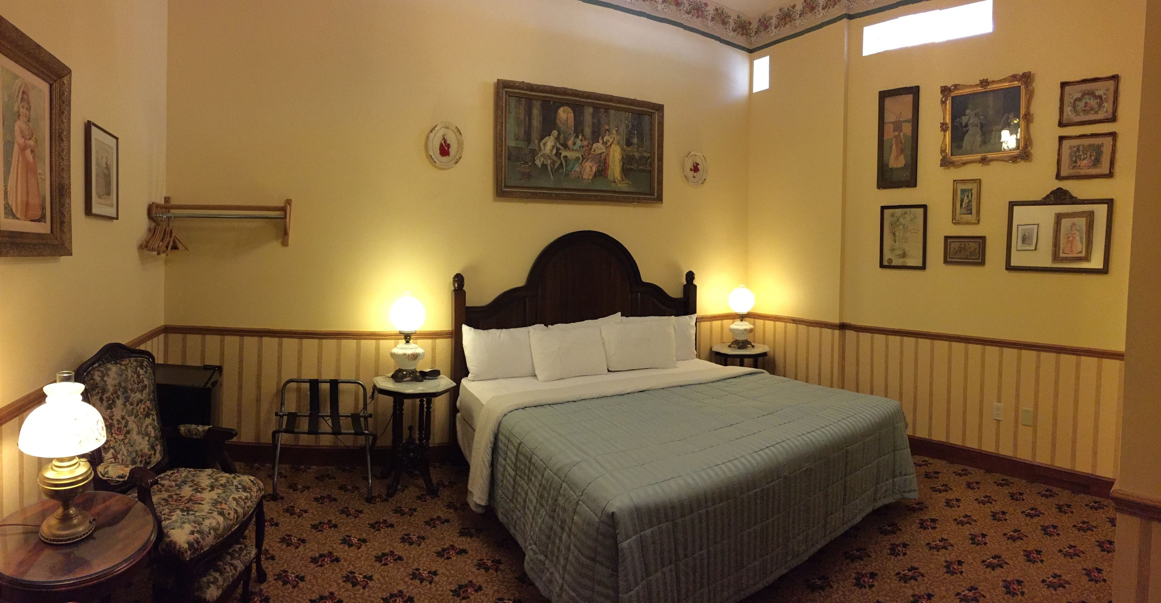 Habitación clásica, 1 cama de matrimonio grande | Decoración individual, mobiliario individual, escritorio