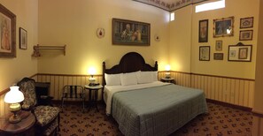 클래식룸, 킹사이즈침대 1개 | 각각 다른 스타일의 인테리어, 각각 다르게 가구 비치, 책상, 간이 침대