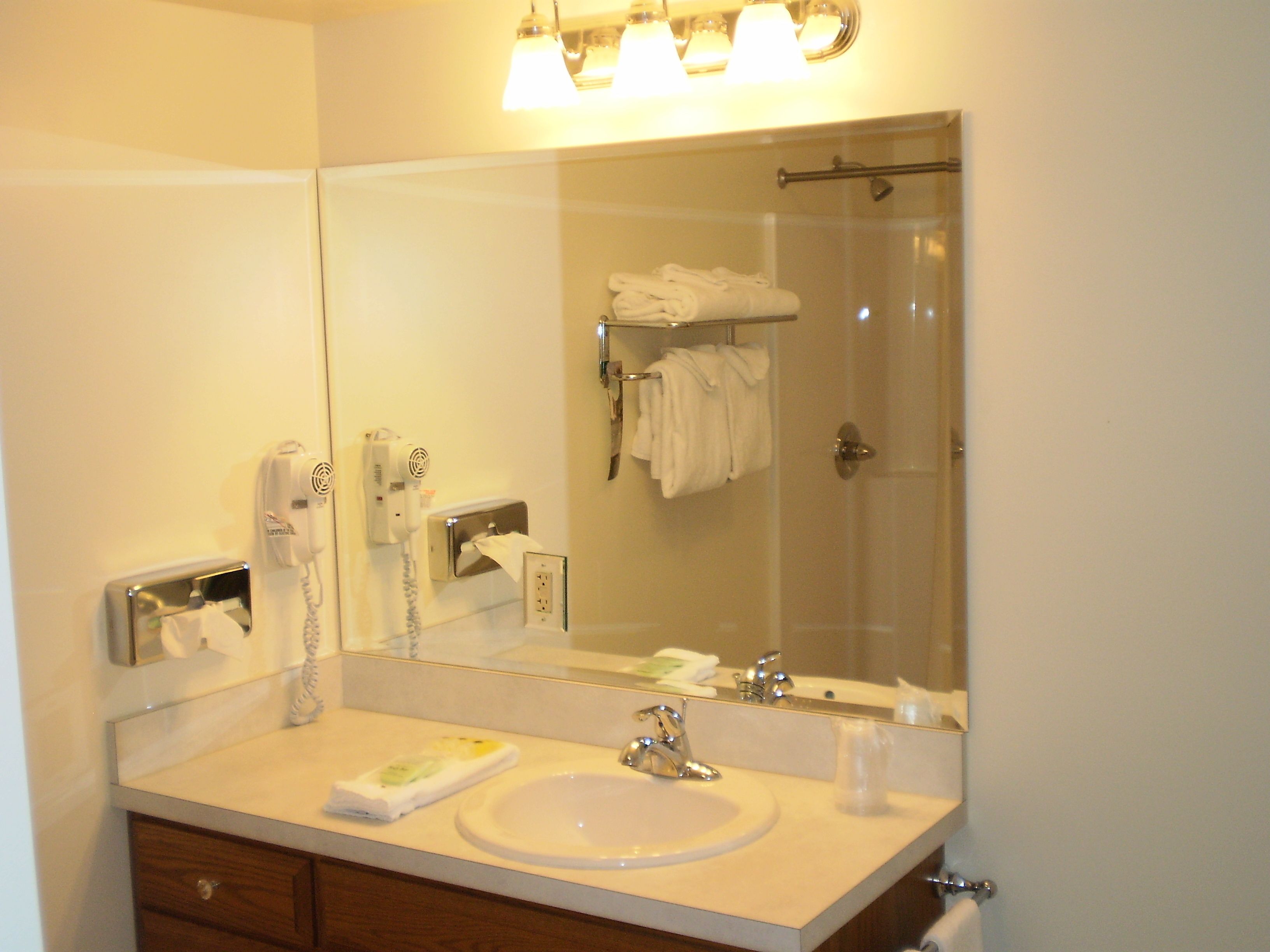 executive suite | bathroom | free toiletries, hair dryer, towels