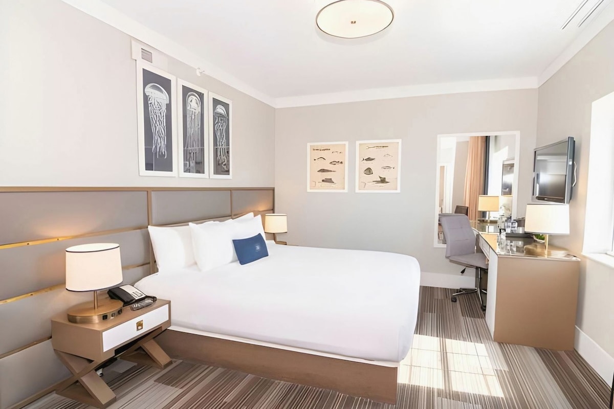 Egyptian cotton sheets, premium bedding, down comforters, pillowtop beds