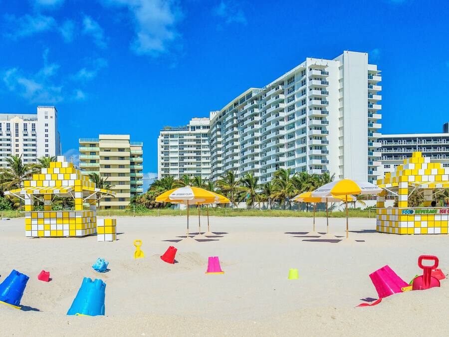 På stranden, liggestole, parasoller, badehåndklæder