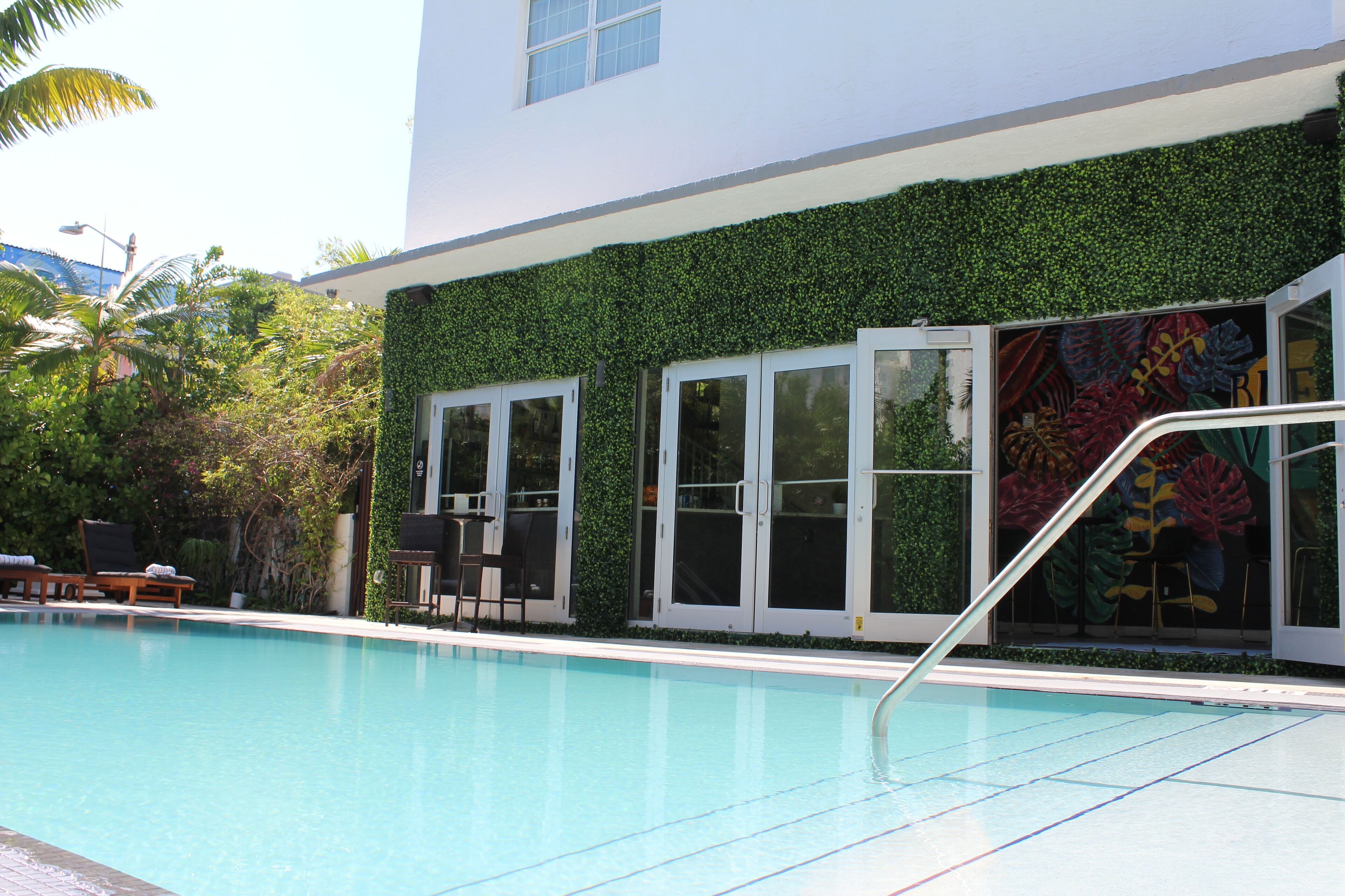 Utendørsbasseng og solsenger