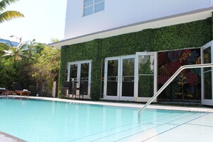 Piscina all'aperto, lettini