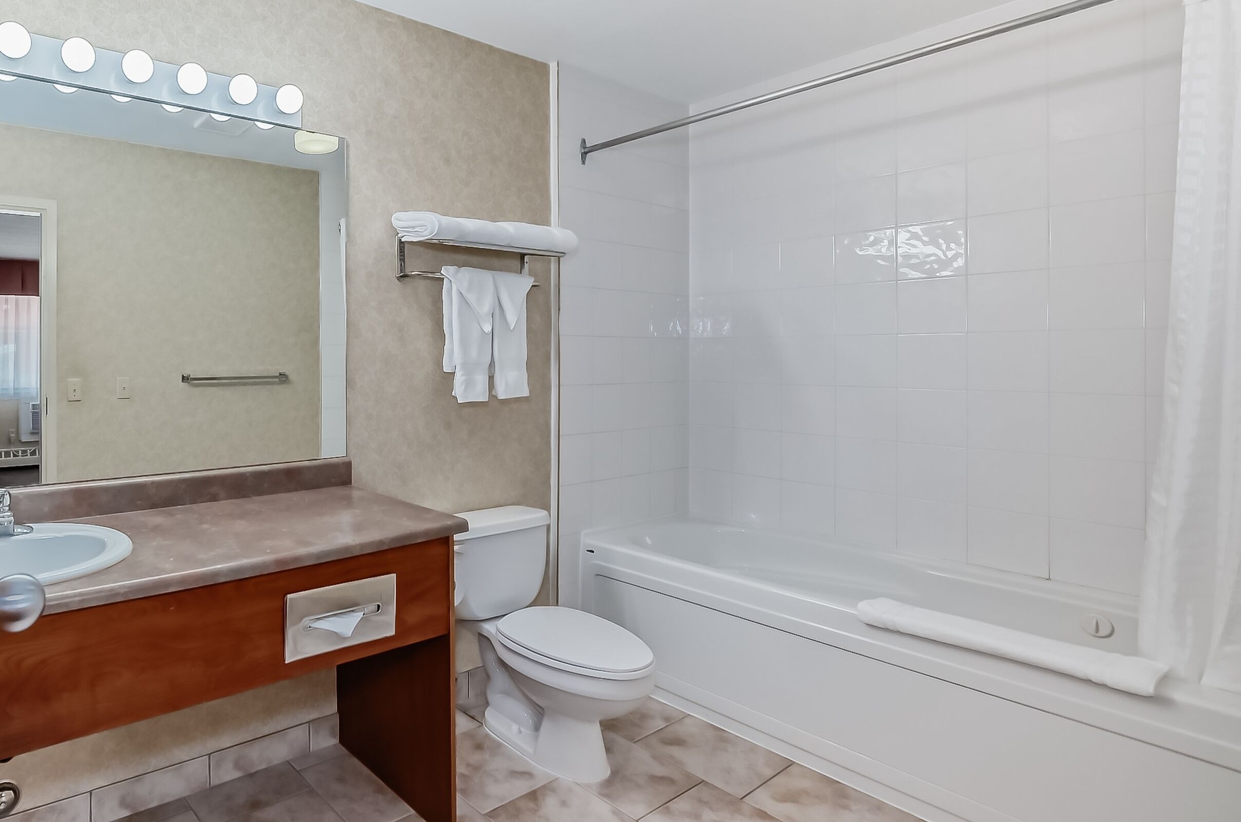 Ein Badezimmer mit Waschbecken, Toilette und Badewanne.