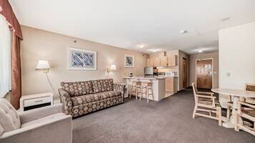 Kühlschrank, Mikrowelle, Wasserkocher mit Kaffee-/Teezubehör