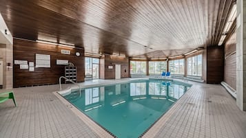 Indoor pool, sun loungers