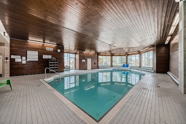 Indoor pool, pool loungers
