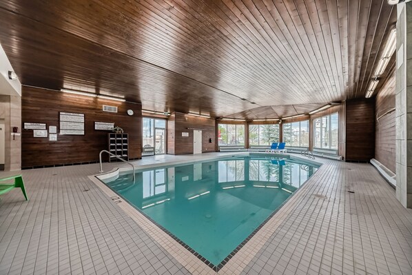 Indoor pool, sun loungers