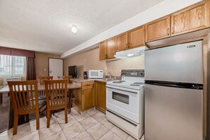 Deluxe Room, Multiple Beds, Smoking, Kitchen | Private kitchen | Fridge, microwave, coffee/tea maker