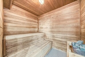 Una piscina techada, sillones reclinables de piscina
