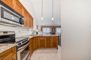 Executive Room, 1 King Bed, Non Smoking, Kitchen | Private kitchen | Fridge, microwave, coffee/tea maker