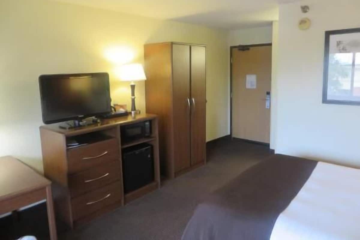 Desk, laptop workspace, soundproofing, iron/ironing board