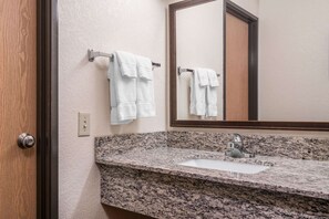Ücretsiz banyo/kozmetik ürünleri, saç kurutma makinesi, havlu 