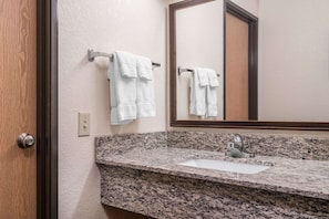 Articles de toilette gratuits, sèche-cheveux, serviettes fournies
