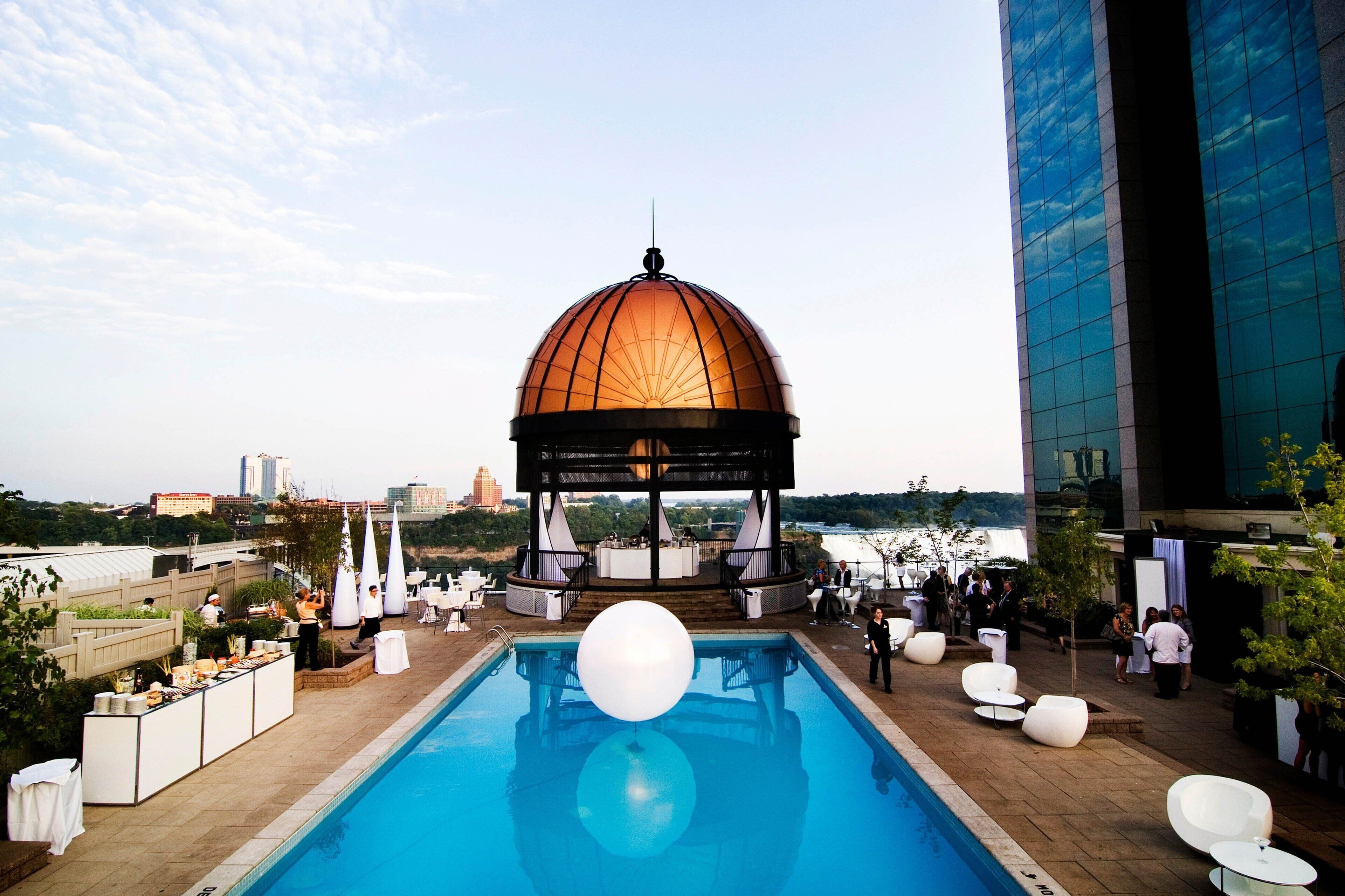Una piscina techada, una piscina al aire libre de temporada