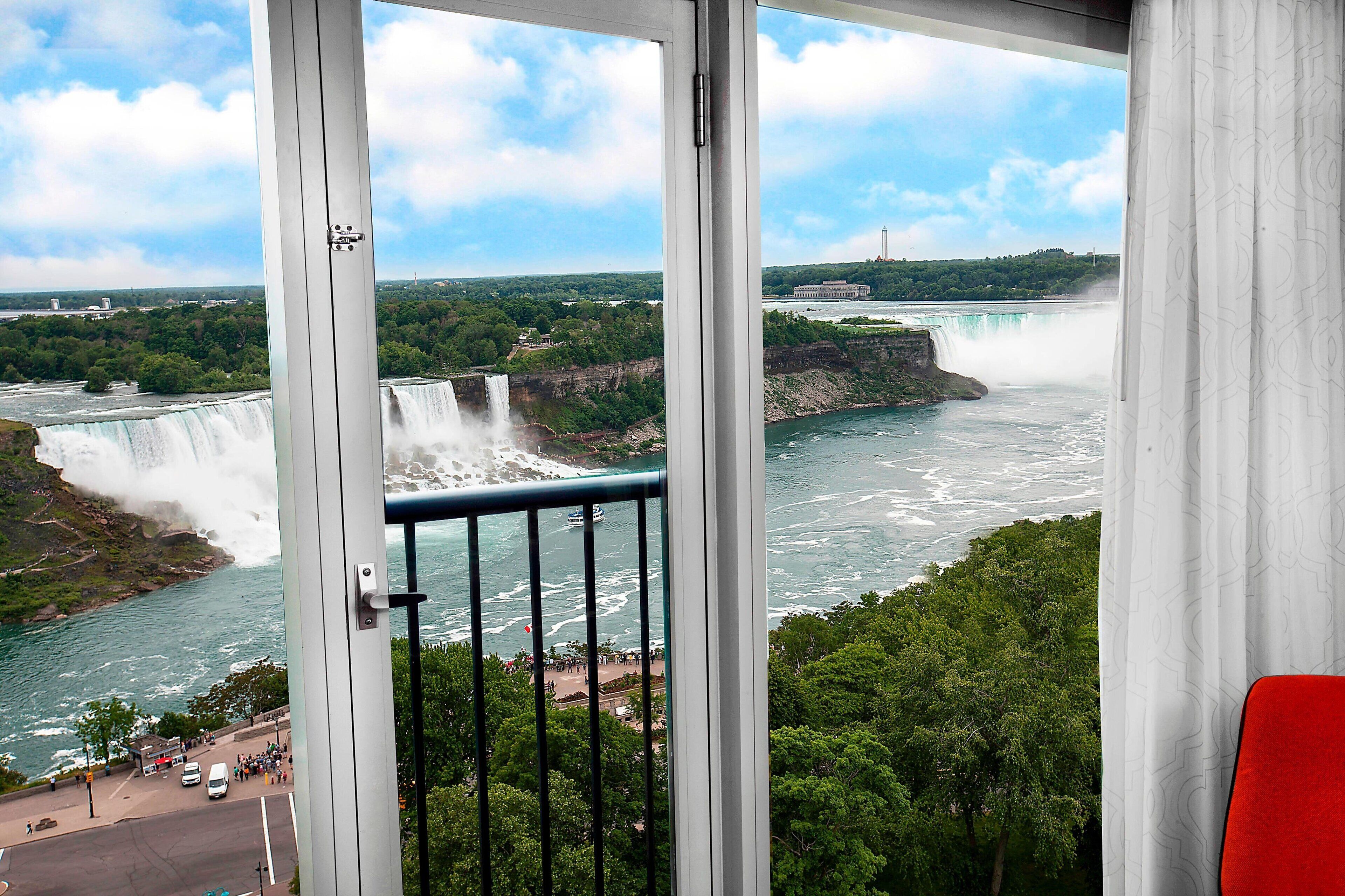 高級寝具、セーフティボックス (室内)、デスク、遮光カーテン