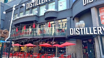 2 restaurants; breakfast, lunch, and dinner served