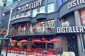 2 restaurantes; se sirven desayunos, almuerzos, cenas y cocina italiana 