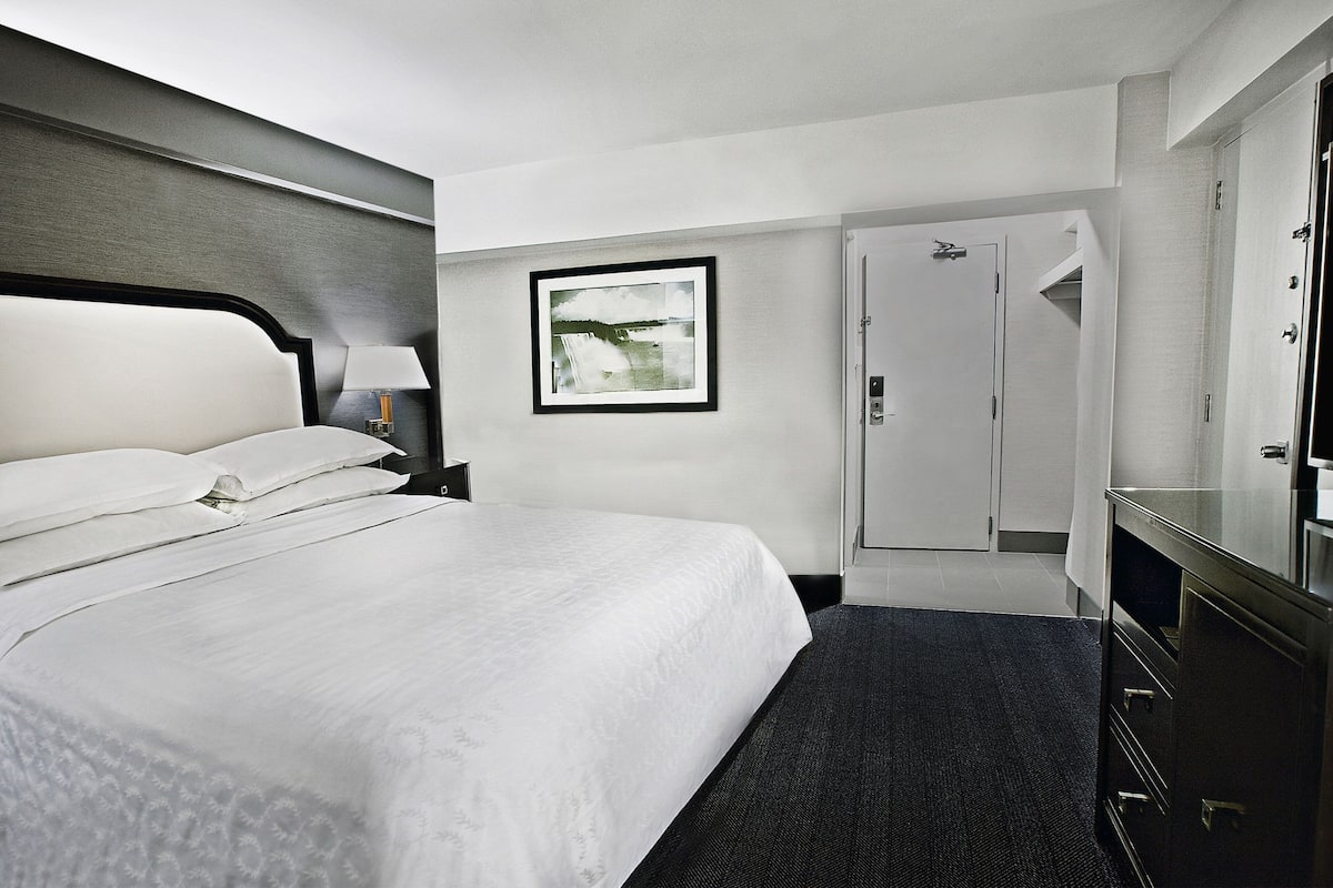 1 bedroom, premium bedding, in-room safe, desk