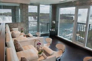 Couples treatment rooms, hot tub, body treatments, hydrotherapy