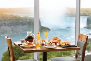 Desayuno buffet (CAD 42.95 por persona)