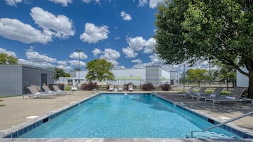 Una piscina al aire libre de temporada