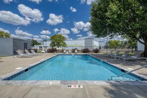 Una piscina al aire libre de temporada