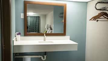 Kombinert dusj/badekar, toalettartikler (inkludert) og håndklær