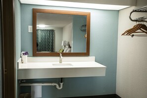 Combined shower/tub, free toiletries, towels - Knights Inn Mount Airy (Mount Airy)