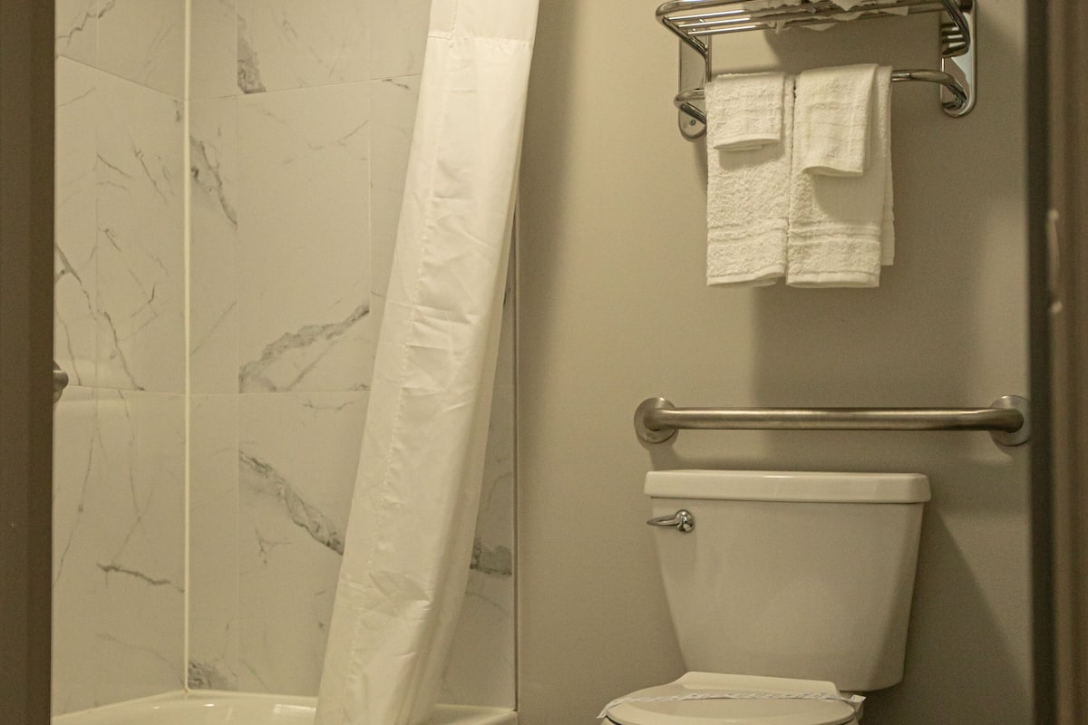 Ducha y bañera combinadas y artículos de higiene personal gratuitos