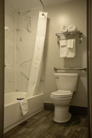 Combined shower/bathtub, free toiletries, towels - Knights Inn Mount Airy (Mount Airy)