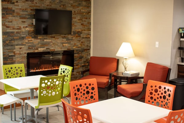 朝食 (コンチネンタル ブレックファスト 、無料)