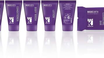 Une gamme de produits de soins pour la peau de couleur violette, comprenant un shampooing, un après-shampooing, un gel douche, une lotion et un savon nettoyant.