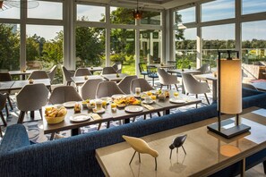 Tägliches Frühstücksbuffet (22 EUR pro Person)