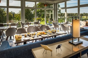 Tägliches Frühstücksbuffet (22 EUR pro Person)