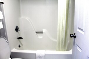 Bañera con ducha, secador de pelo, toallas, jabón