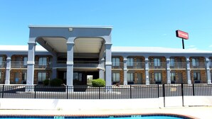 A hotel with a pool, multiple balconies, and a sign for EconoLodge. - Econo Lodge Franklin South (Franklin)
