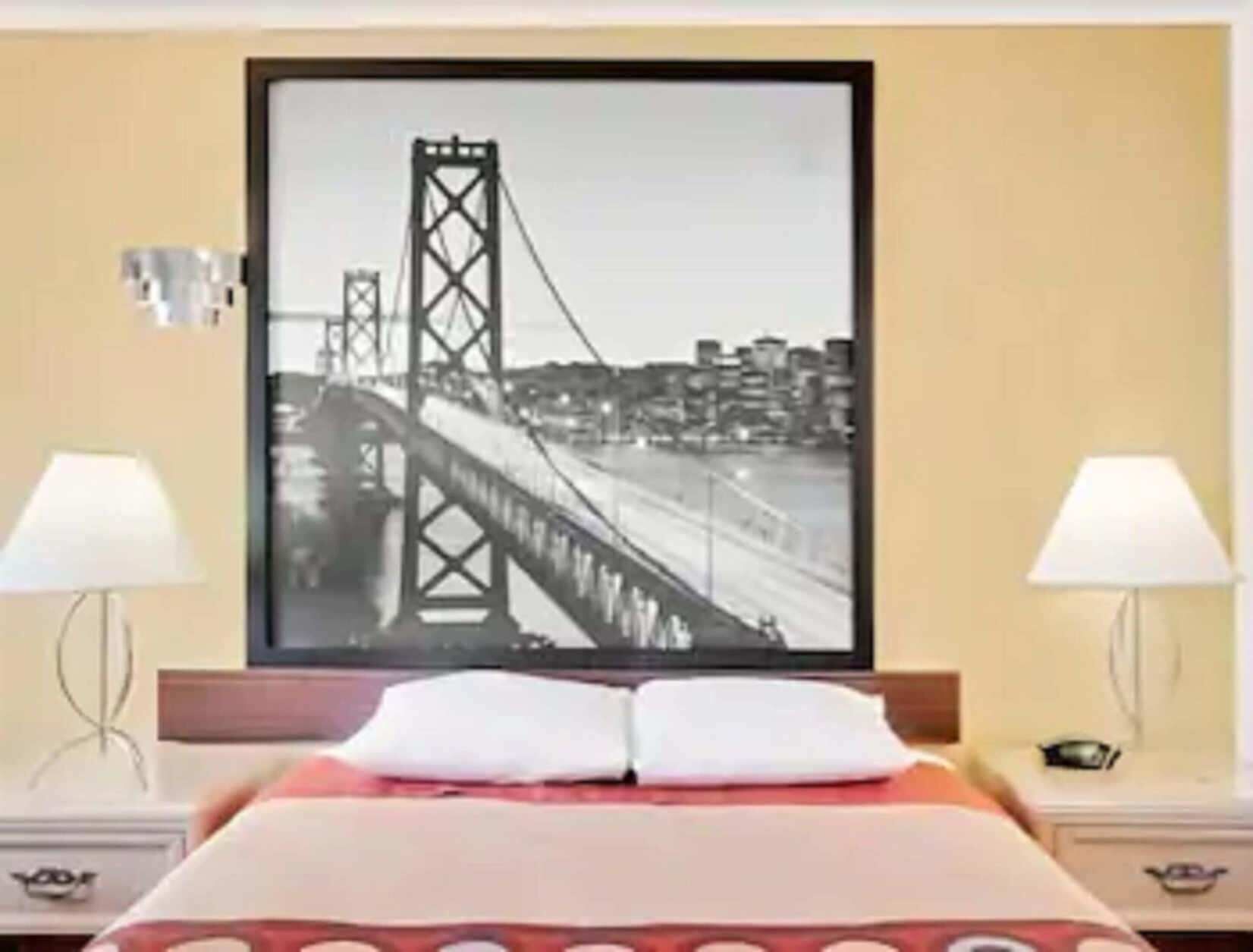 Escritorio, cortinas blackout y tabla de planchar con plancha 