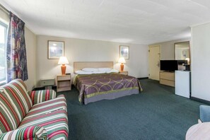 Deluxe Room | Iron/ironing board, free WiFi, bed sheets - Relax Inn Cape Cod (West Yarmouth)